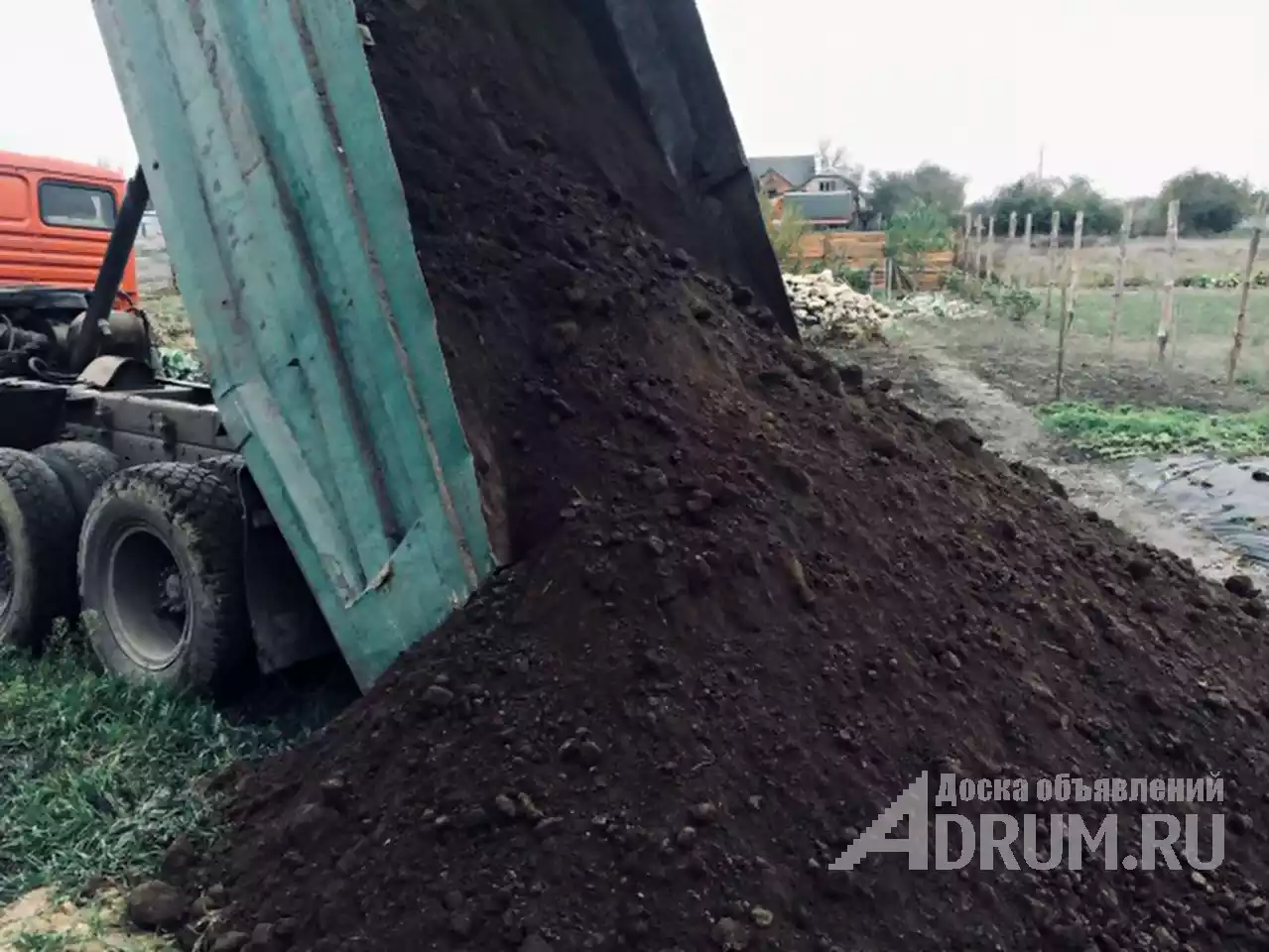 30 тонн земли. Чернозём грунт КАМАЗ 10м3. Чернозём перегной навоз КАМАЗ. КАМАЗ выгружает чернозём. КАМАЗ С чернозём 5511.