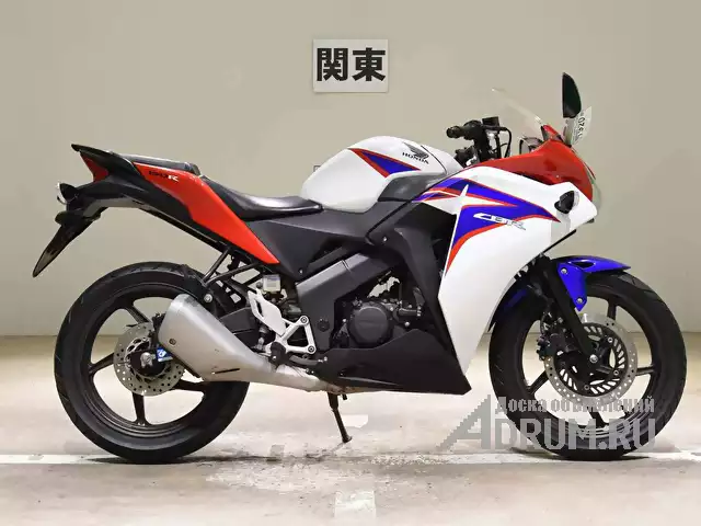 Мотоцикл спортбайк Honda CBR150R рама CS150R модификация спортивный гв 2013 пробег 18 т.км белый красный синий в Москвe
