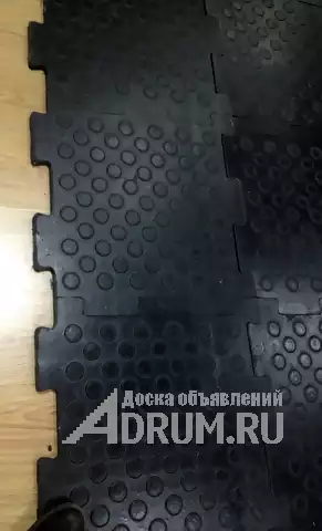 Вулканизированная резиновая плитка для пола в гаражном боксе или ангаре в Москвe