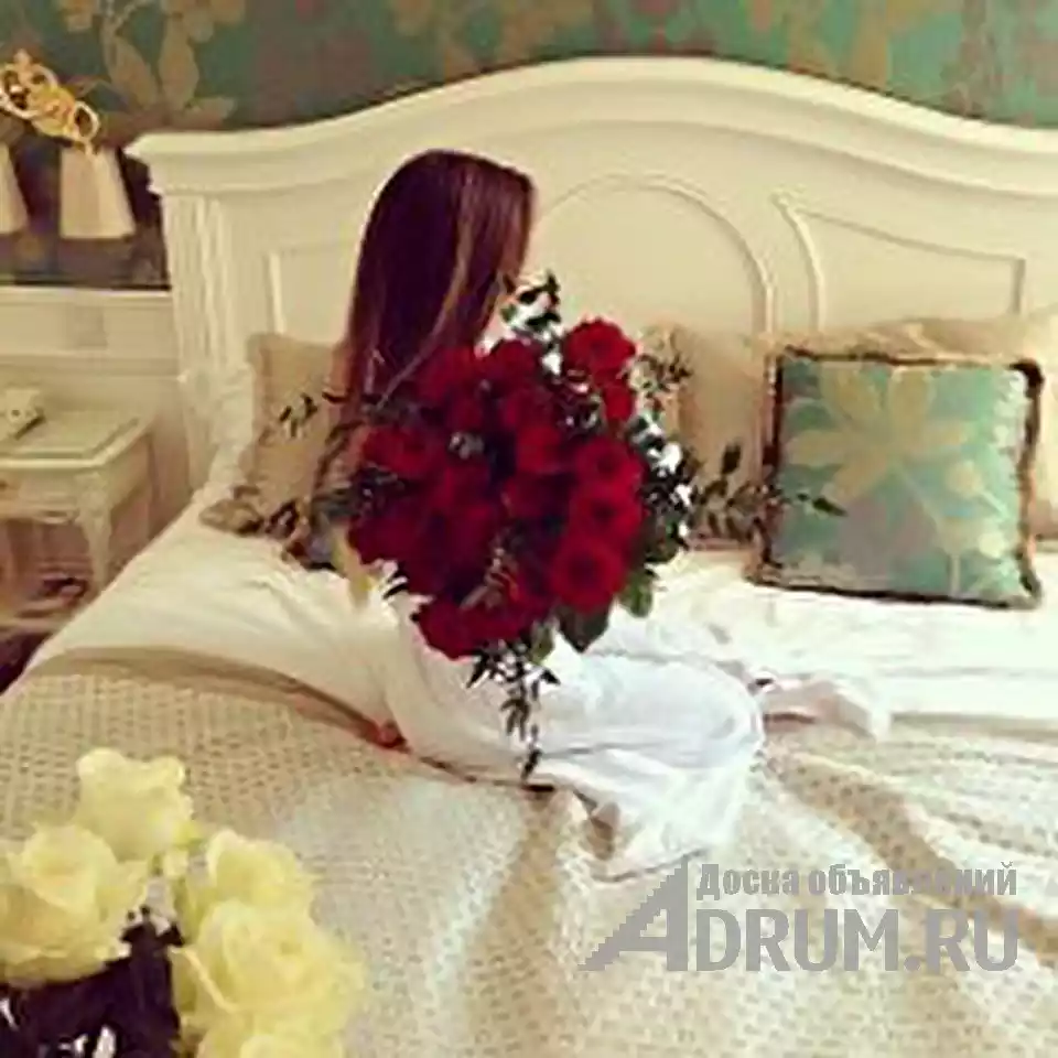 Фотосессия с цветами на кровати