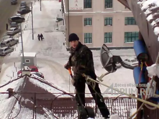 Уборка снега с крыш и очистка кровли от наледи в Казани